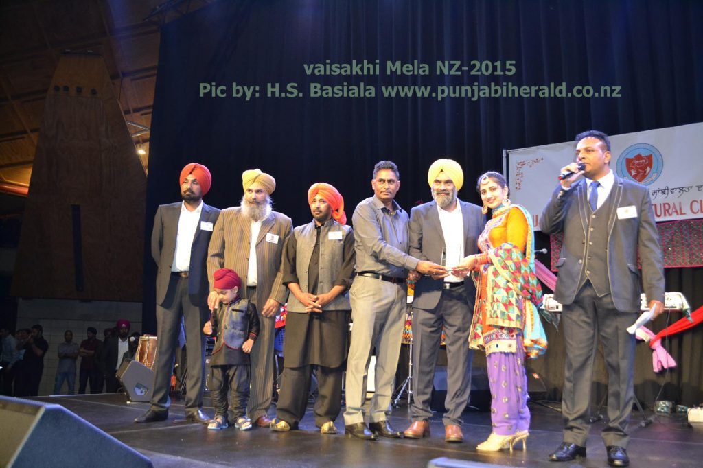 Honoured-at-Panj-aab-sports-cultutal-club-vaisakhi-mela-2015-in-Auckland
